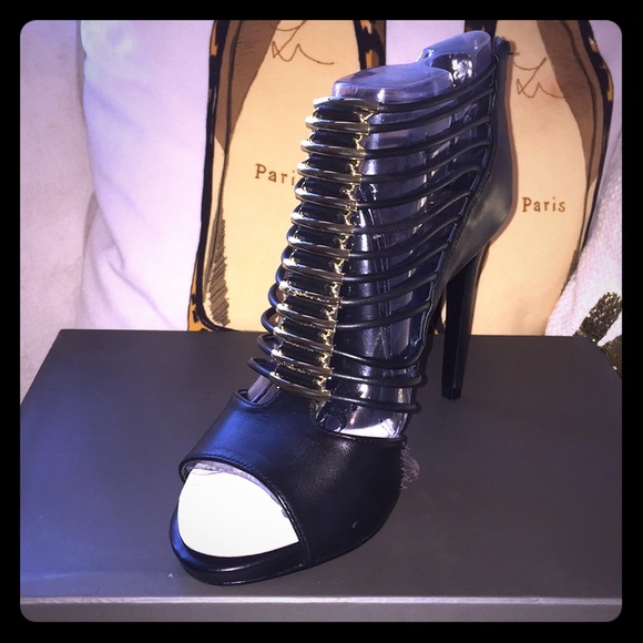 Vince Camuto Shoes - 🆕 Vince Camuto Reesae Heels